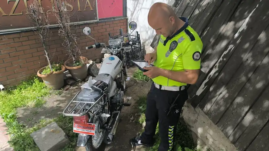 Kütahya'da polis kovalayınca sıfır motosikleti bırakıp kaçtılar