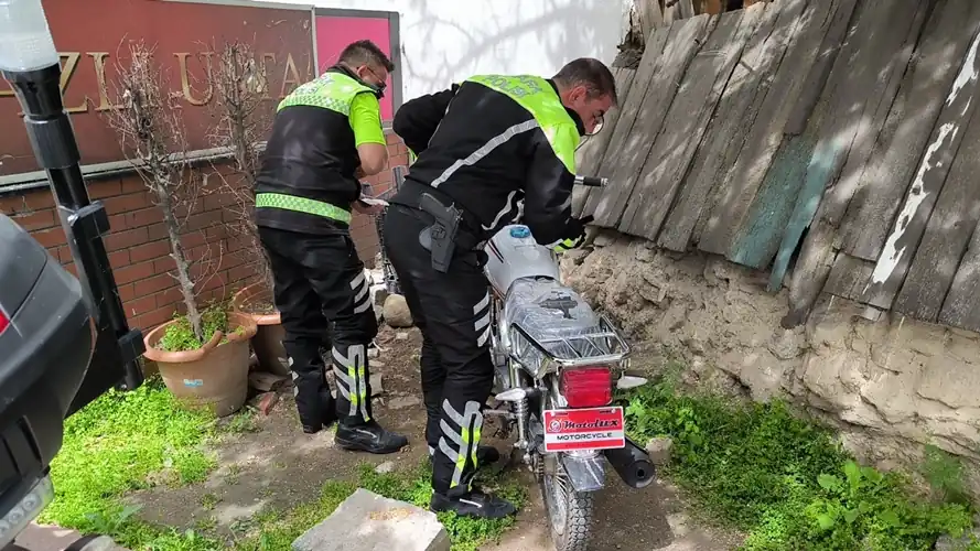 Kütahya'da polis kovalayınca sıfır motosikleti bırakıp kaçtılar