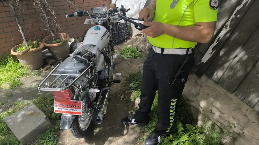 Kütahya'da polis kovalayınca sıfır motosikleti bırakıp kaçtılar