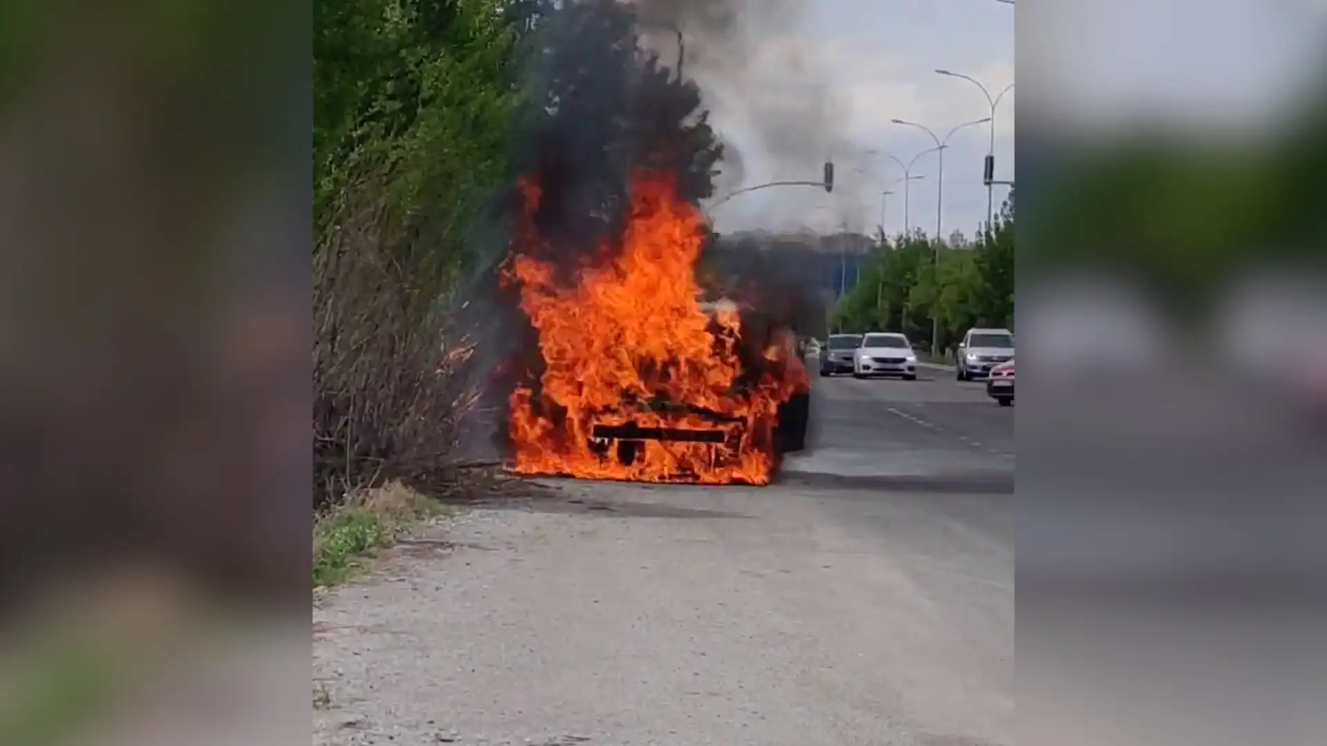 Kütahyada yanan otomobil alev topuna döndü