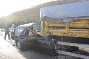 Manisa’da hafif ticari araç tıra çarptı: 3 kişi öldü, 1 kişi yaralandı