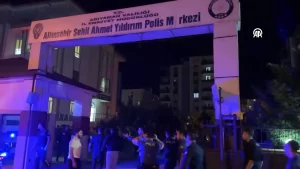 Polis karakolda meslektaşlarına ateş açtı