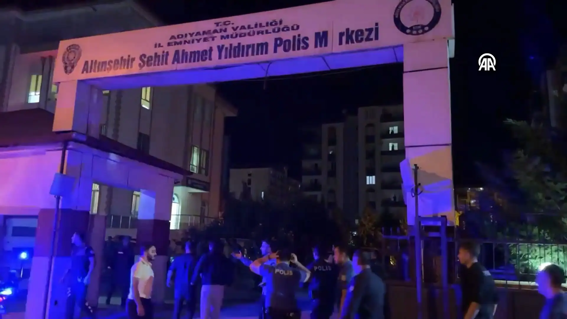 Polis karakolda meslektaşlarına ateş