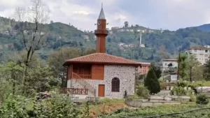 Rize’de tarihi cami yeniden ibadete açıldı