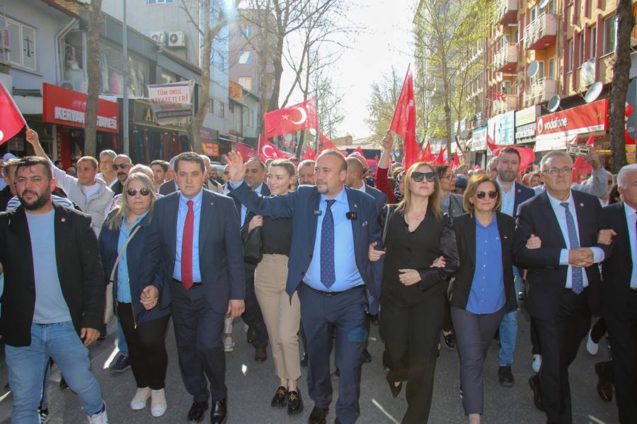 Uşak Belediye Başkanı Özkan Yalım mazbatasını aldı