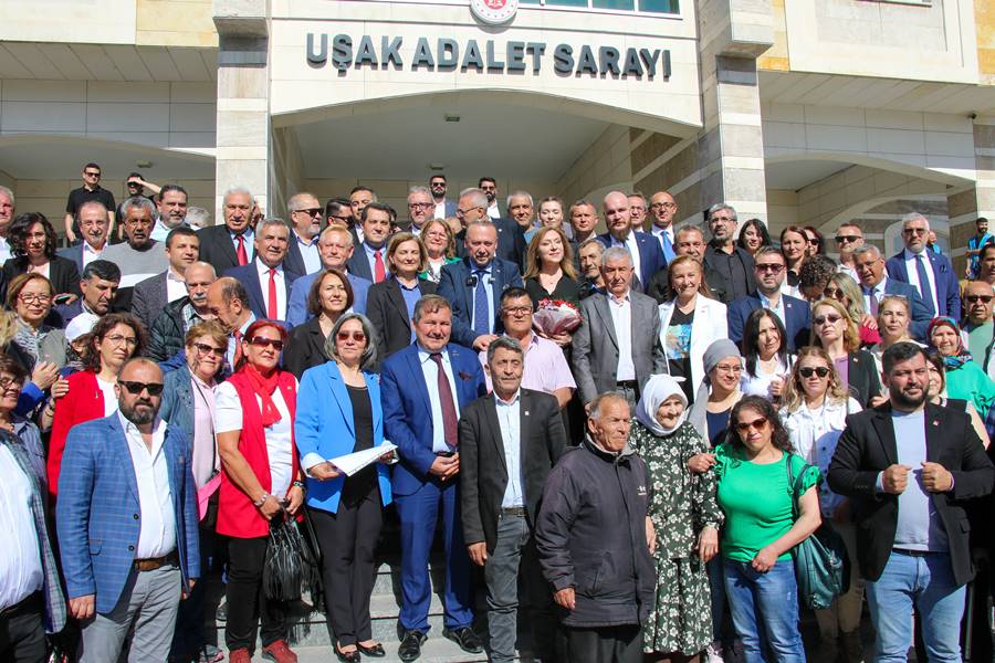 Uşak Belediye Başkanı Özkan Yalım mazbatasını aldı