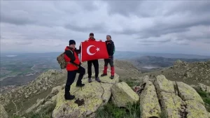 Dağcılar, 1612 metre yükseklikte Türk bayrağı açtı