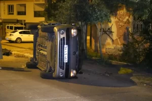 Uşak’ta Minibüs ve Hafif Ticari Araç Çarpıştı: Karı Koca Yaralandı