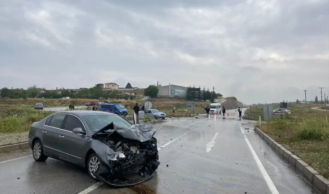 Afyonkarahisar'da iki otomobilin çarpışması