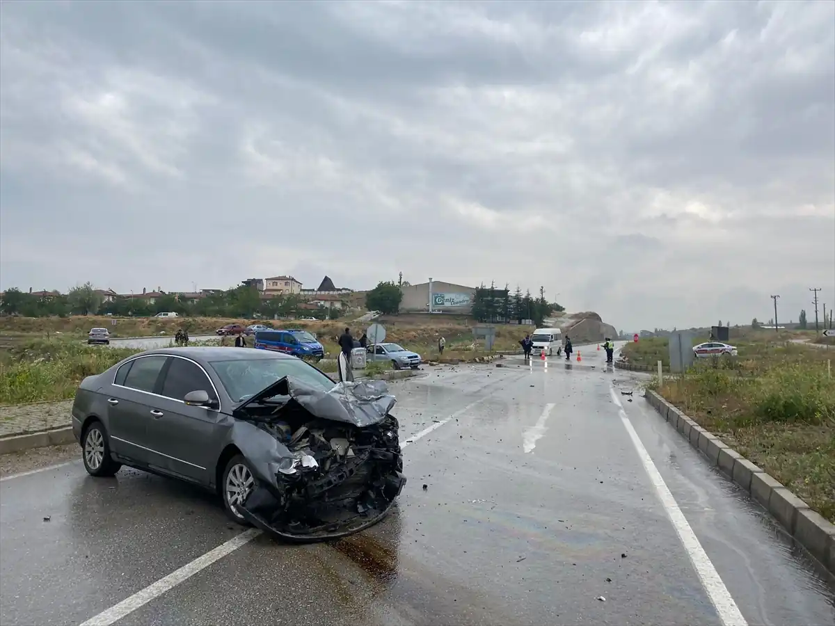 Afyonkarahisar’da iki otomobil çarpıştı, 4 kişi yaralandı