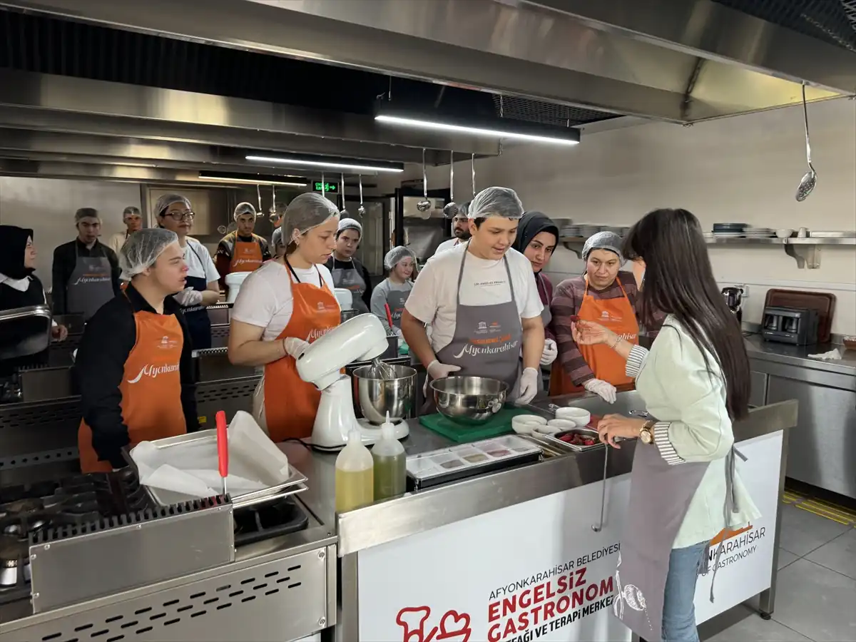 Afyonkarahisar’da engelli çocuklar, pasta