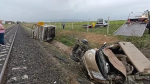 Afyonkarahisar’da yolcu treni kamyonete çarptı