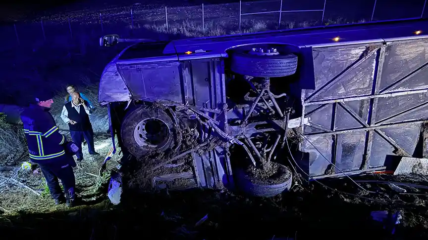 Aksaray'da yolcu otobüsü devrildi