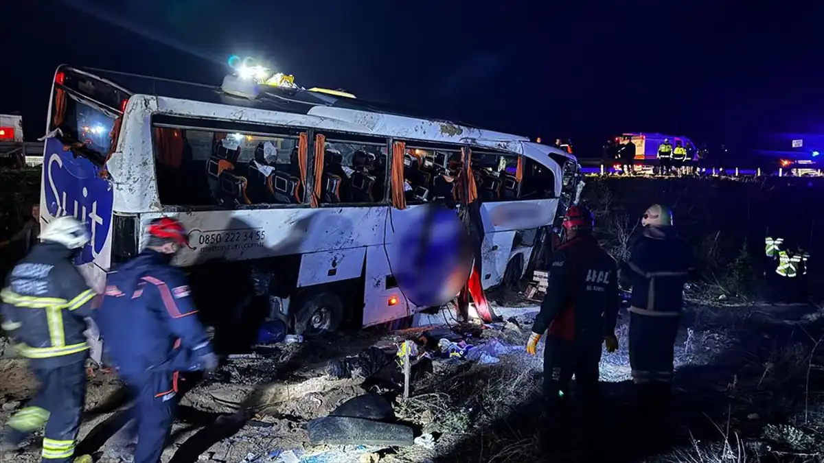 Aksaray'da yolcu otobüsü devrildi