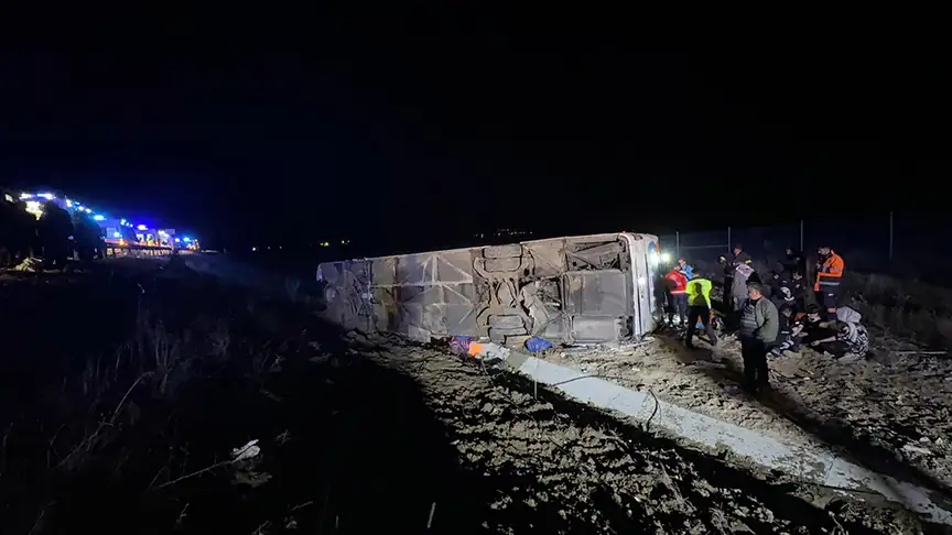 Aksaray'da yolcu otobüsü devrildi