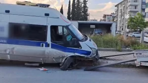 Ambulansla iki otomobilin karıştığı kazada 3 kişi yaralandı