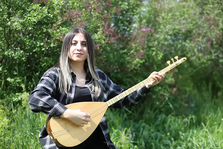 Babalarının izinden gittiler bağlama tutkularıyla dikkat çektiler 