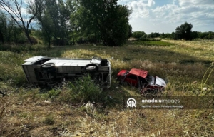 Denizli’de midibüs ve otomobil çarpıştı: 6 yaralı