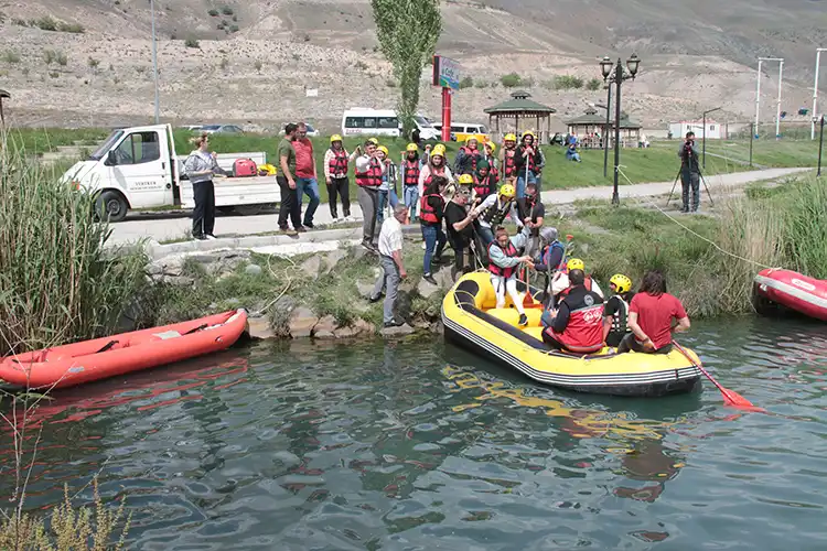  Engelliler Haftası'nda engelli bireyler rafting yaptı