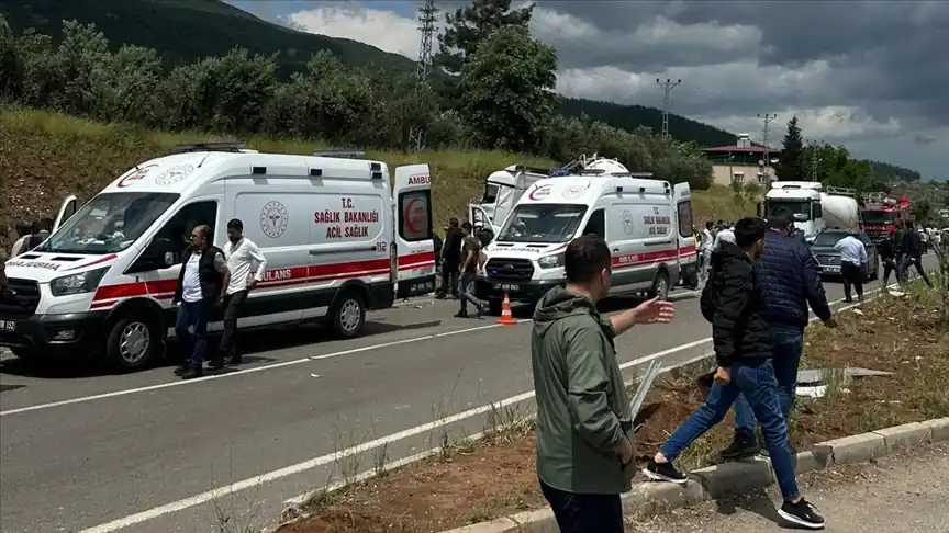 Gaziantep'te beton mikseri ile minibüs çarpıştı