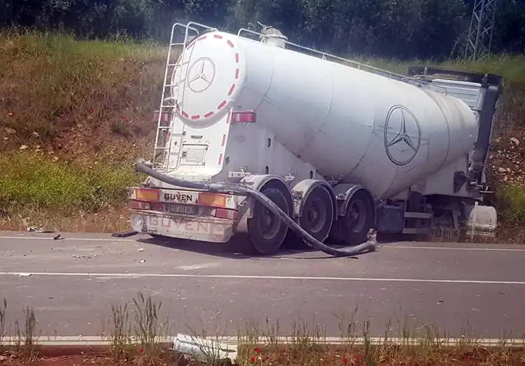 Gaziantep'te beton mikseri ile minibüs çarpıştı