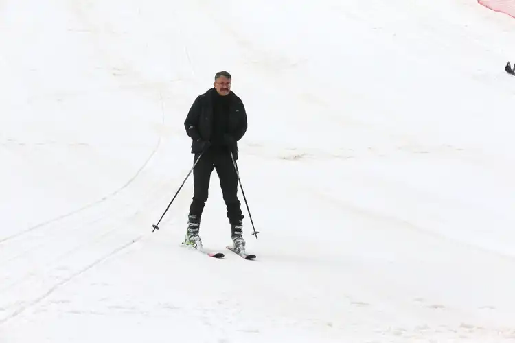 Hakkari'de mayısın ortasında kayak yarışması düzenlendi 