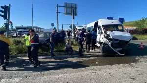 İşçi servisi ile otomobil çarpıştı, 10 yaralı