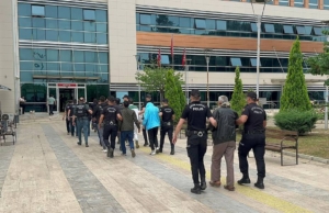 İzmir’de uyuşturucu operasyonu: 64 şüpheliden 45’i tutuklandı