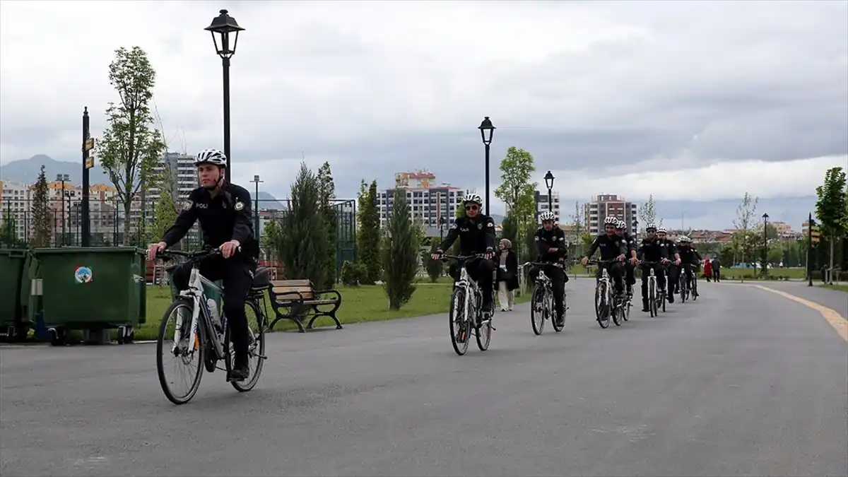 Kayseri’de polisler pedal çeviriyor.