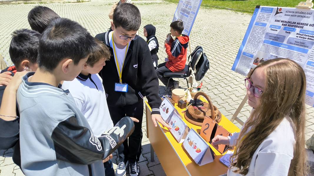 Kütahya da öğrencilerin bilimsel çalışmaları sergilendi