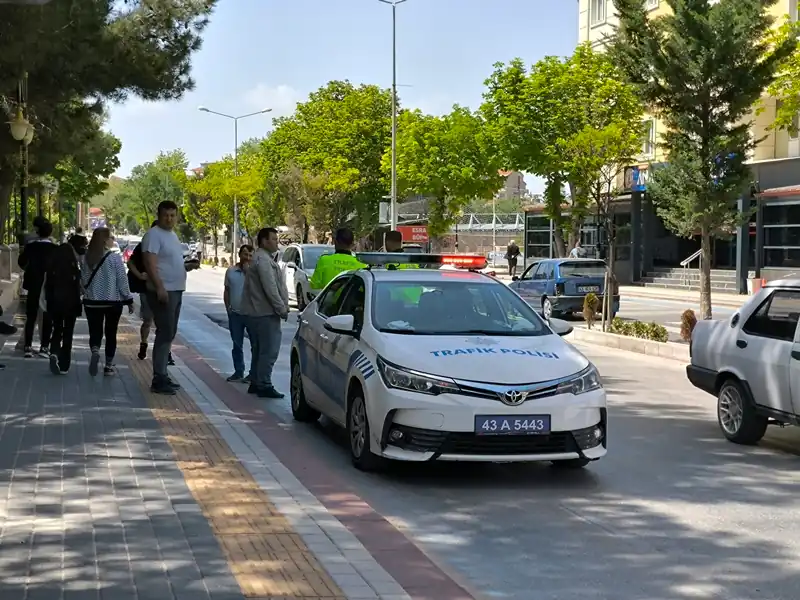 Kütahya'da yayaya yol vermek istedi, 3 otomobil birbirine çarptı (6)