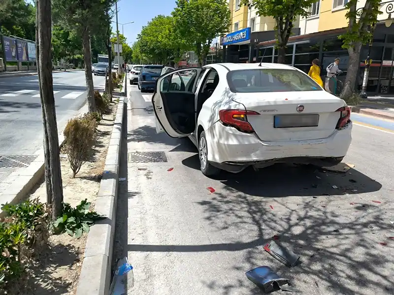 Kütahya'da yayaya yol vermek istedi, 3 otomobil birbirine çarptı (6)