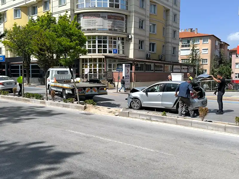 Kütahya'da yayaya yol vermek istedi, 3 otomobil birbirine çarptı (6)