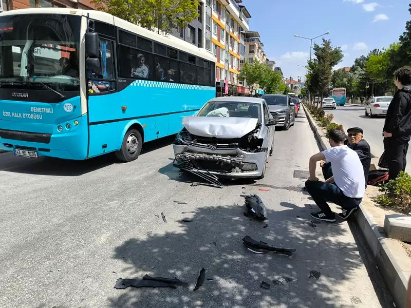 Kütahya'da yayaya yol vermek istedi, 3 otomobil birbirine çarptı (6)