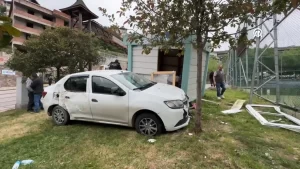 Otomobil halk ekmek büfesine çarptı, 2 yaralı