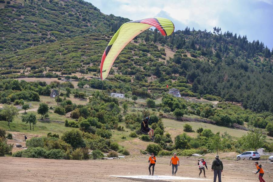 Türkiye Yamaç Paraşütü Ege Bölgesi Hedef Yarışması Uşak'ta başladı