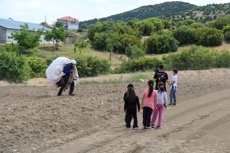 Türkiye Yamaç Paraşütü Ege Bölgesi Hedef Yarışması Uşak'ta başladı