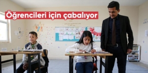 İki öğrencili sınıfta öğrencileri için çabalıyor