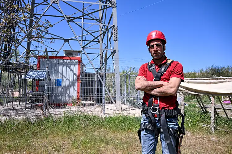 Yerden metrelerce yüksekte ekmek mücadelesi veriyorlar