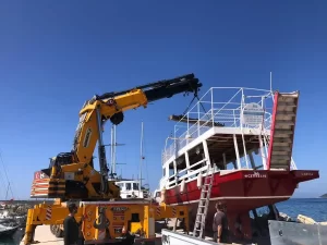 Datça’da bakımları yapılan tekneler denize indiriliyor