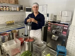 Dalaman’da dondurma üreticisi müşterilerine karpuzlu vegan dondurma hazırlıyor