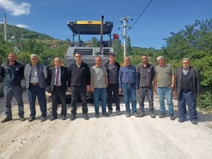 Kütahya’da köy yollarında sıcak asfalt çalışmaları sürüyor