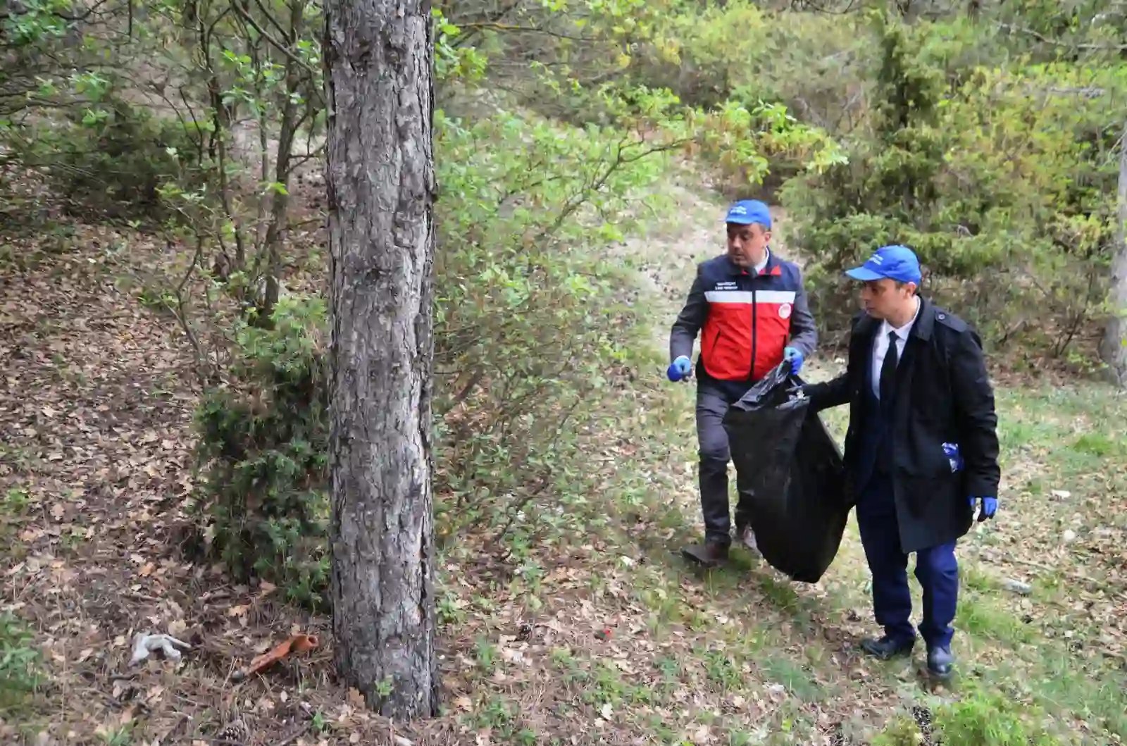 Kütahyalılar ‘Orman benim’ dedi, çöpleri topladı 