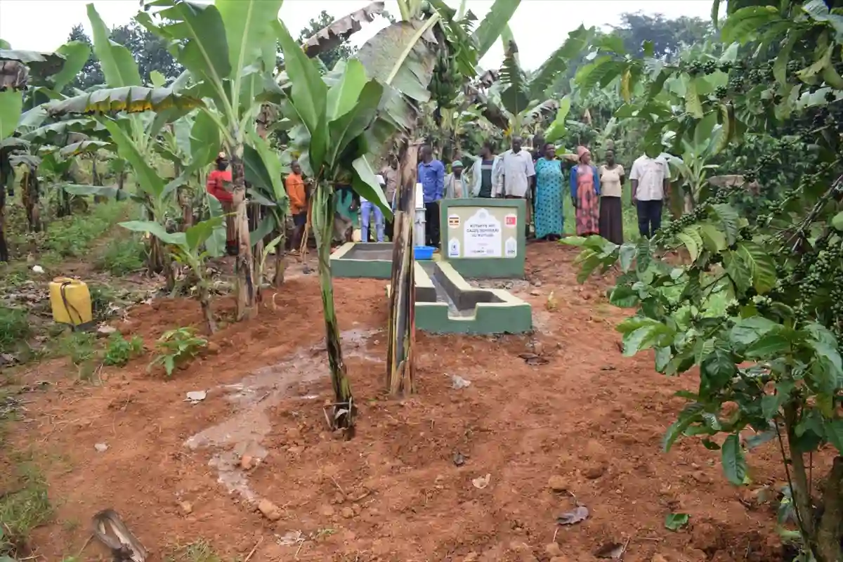 Kütahyalı hayırseverler Uganda’da su kuyusu açtırdı 