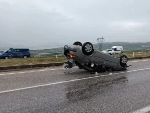 Sarıgöl’de takla atan otomobildeki 2 kişi yaralandı