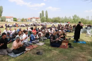 Köylüler Kuraklığa Karşı Bir Araya Gelerek Yağmur Duası Etti