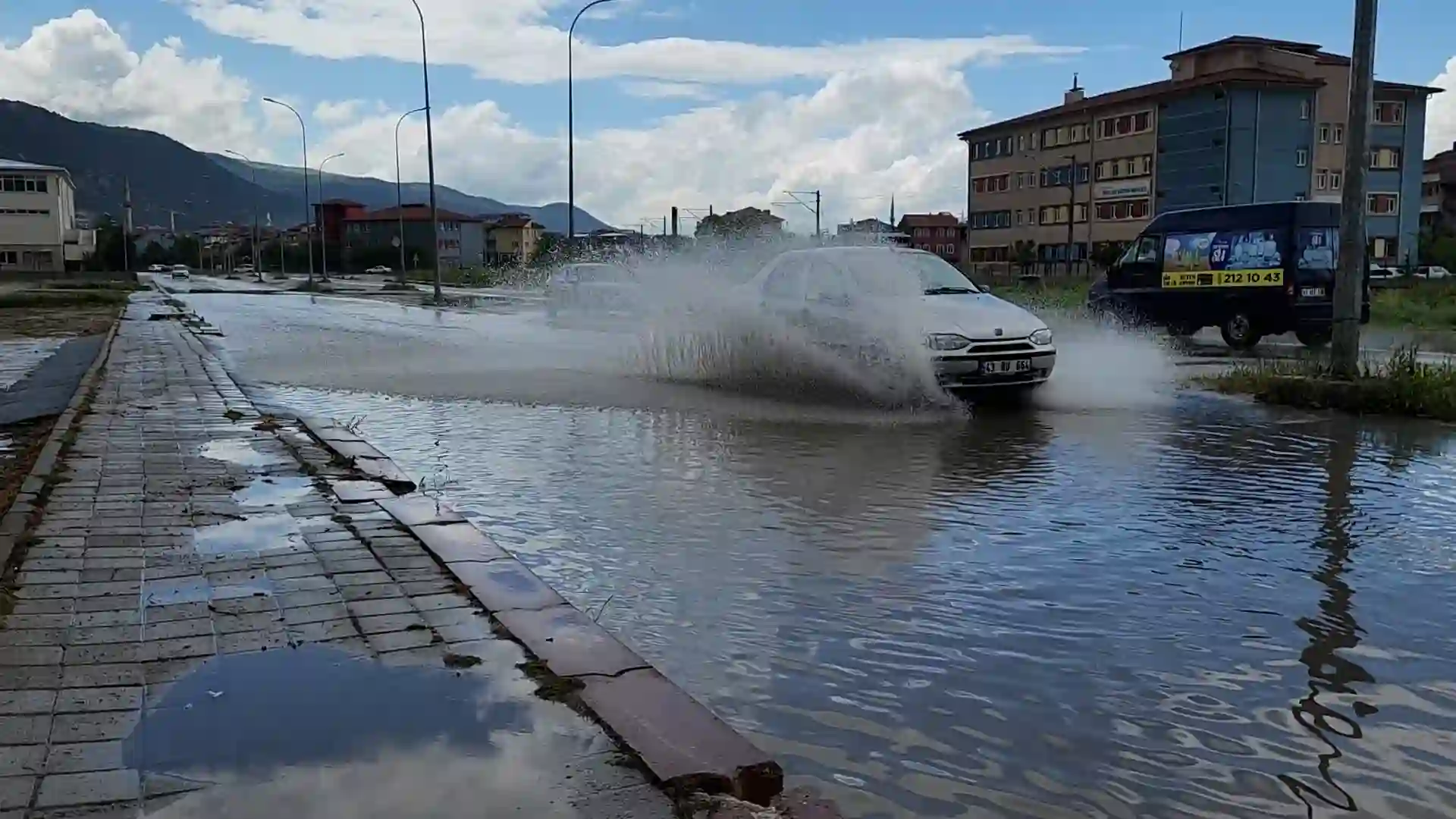 Kütahya’da ani sağanak ve dolu etkili oldu 