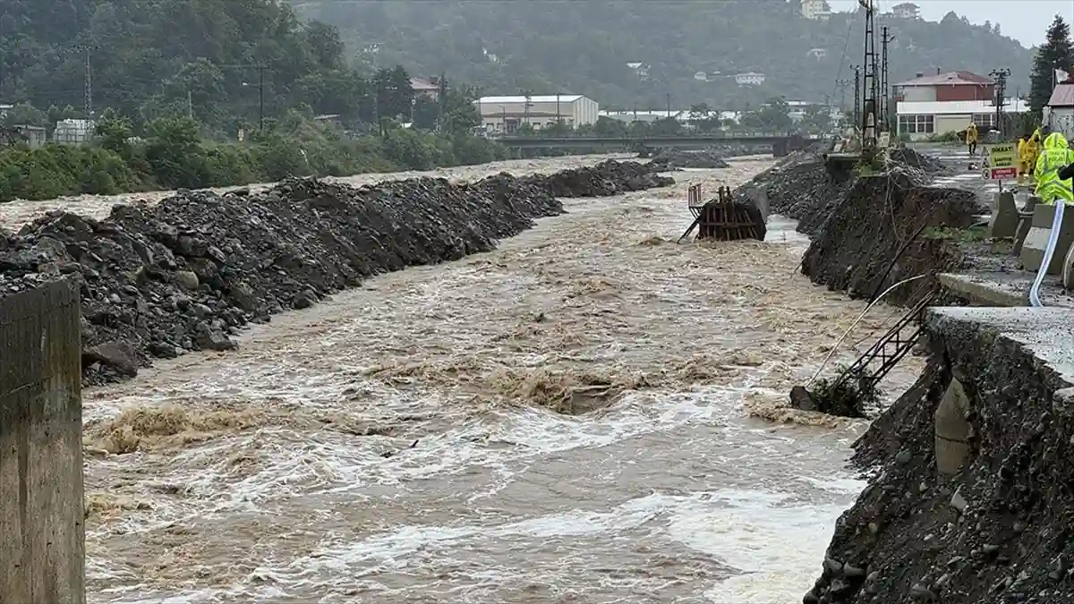 Artvin Arhavi’de su baskınları ve Hopa’da heyelan meydana geldi