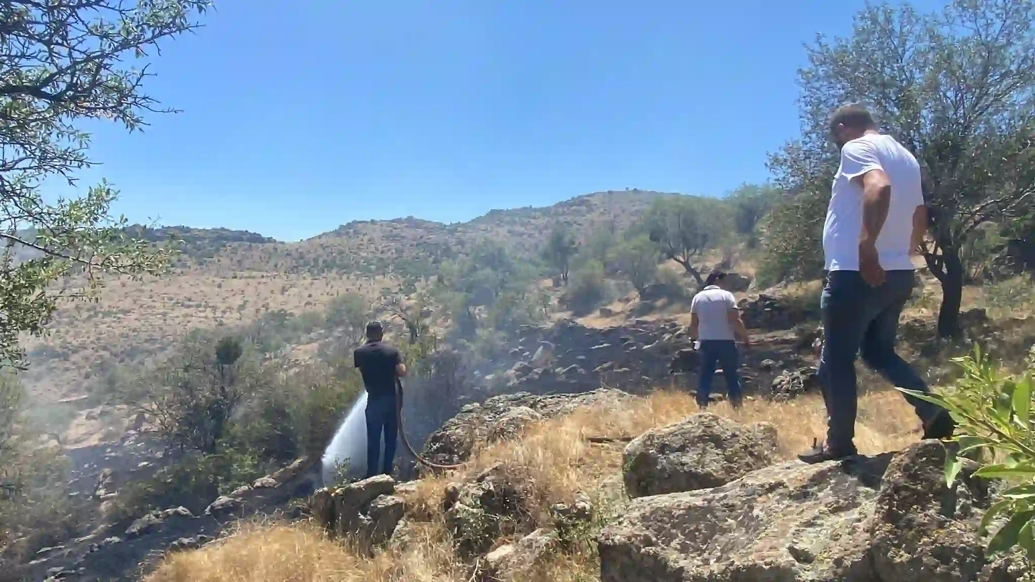 Afyonkarahisar’da çalılık alanda çıkan yangın söndürüldü