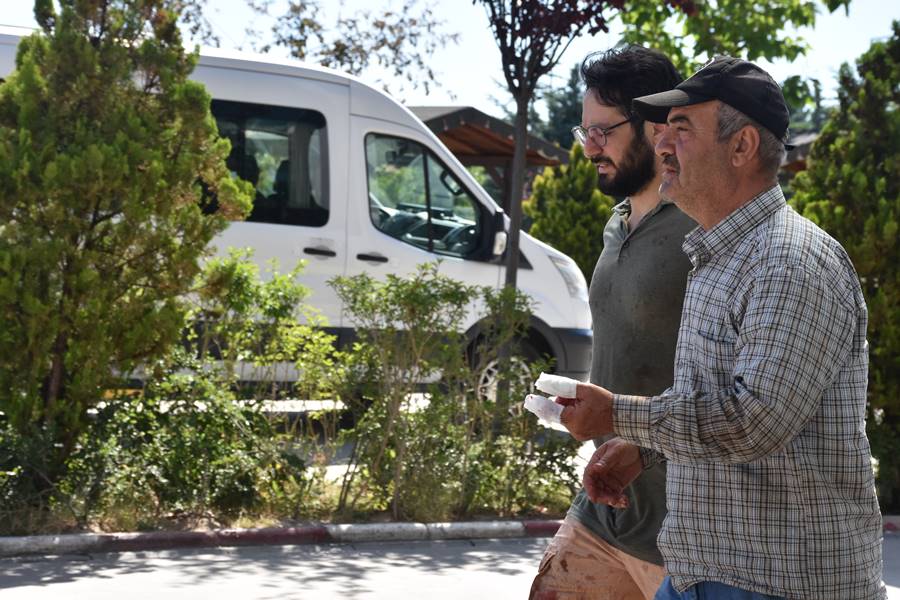 Afyonkarahisar’da “acemi kasaplar” hastanelik oldu